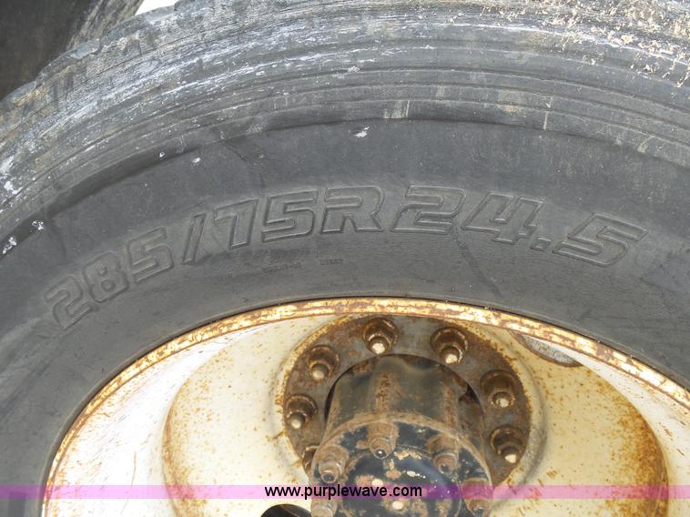 image for item L2011 1992 International 8100 semi truck