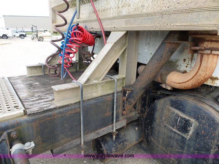 image for item L2011 1992 International 8100 semi truck