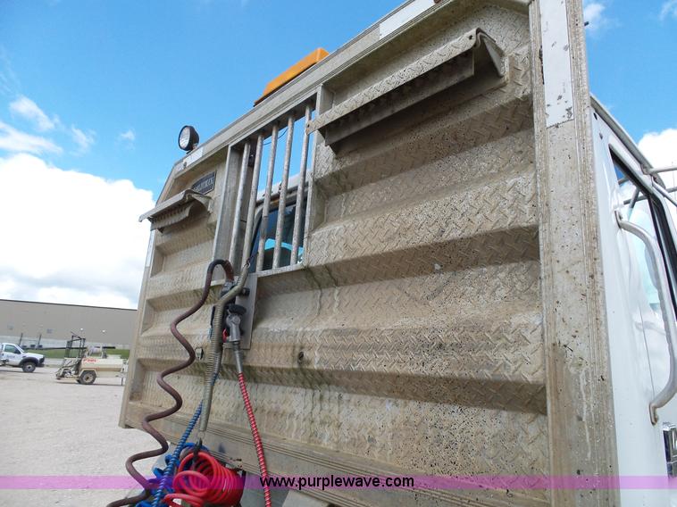 image for item L2011 1992 International 8100 semi truck