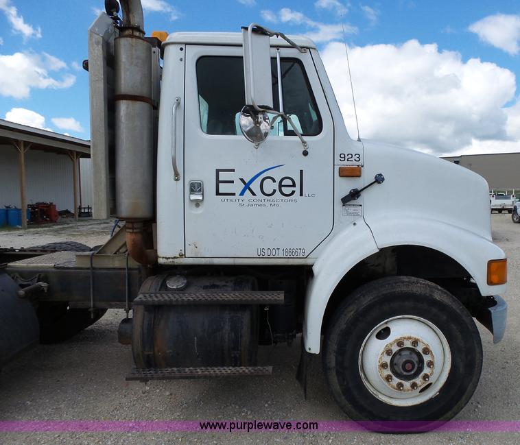 image for item L2011 1992 International 8100 semi truck