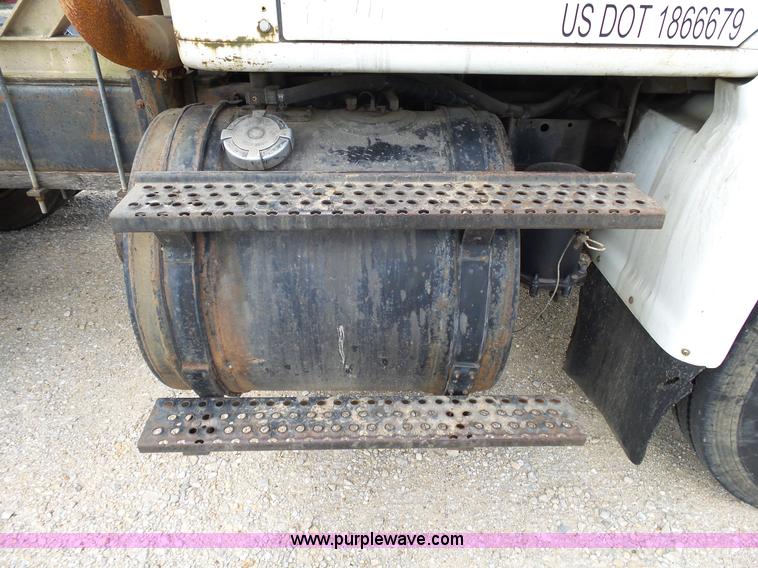 image for item L2011 1992 International 8100 semi truck