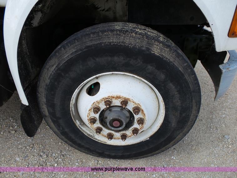 image for item L2011 1992 International 8100 semi truck