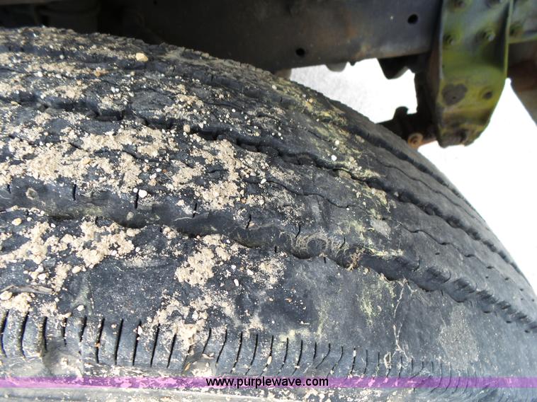 image for item L2011 1992 International 8100 semi truck