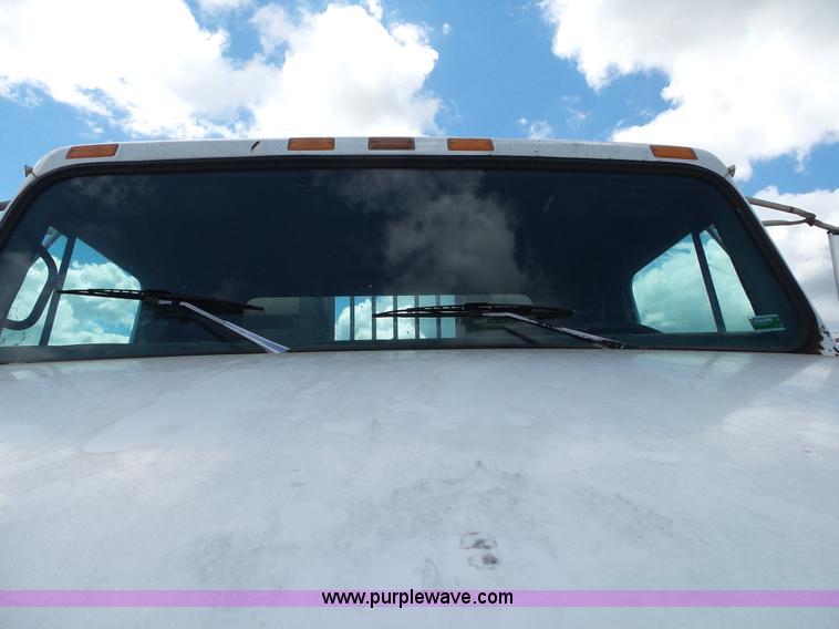 image for item L2011 1992 International 8100 semi truck