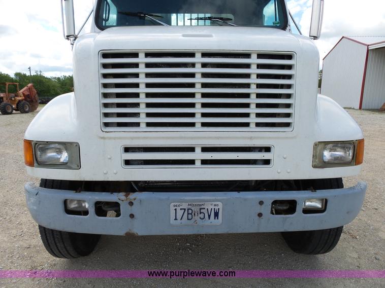 image for item L2011 1992 International 8100 semi truck