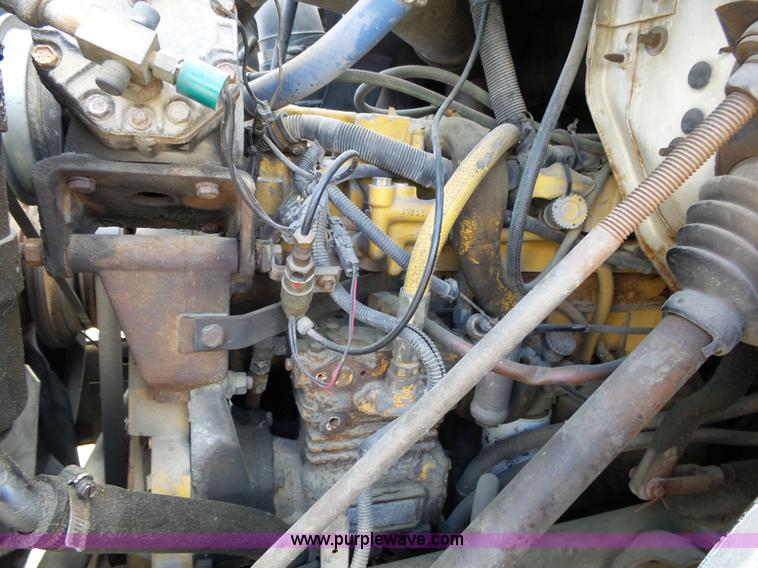 image for item L2011 1992 International 8100 semi truck