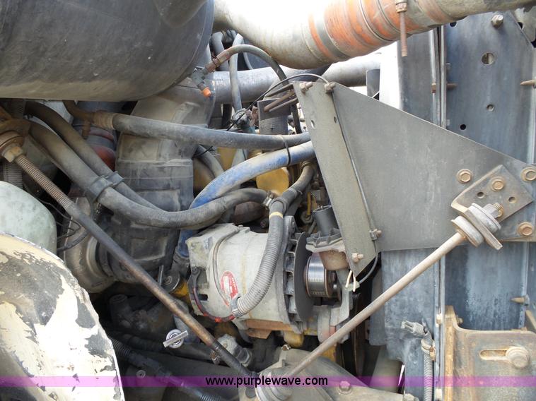 image for item L2011 1992 International 8100 semi truck