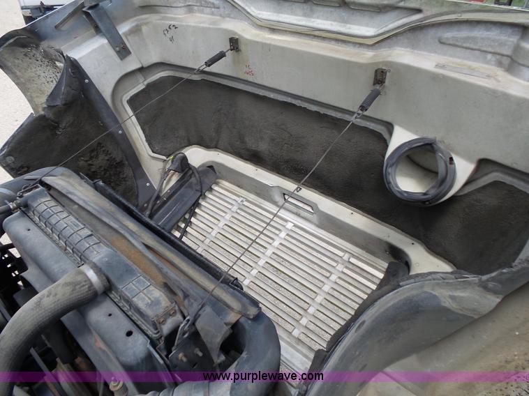 image for item L2011 1992 International 8100 semi truck