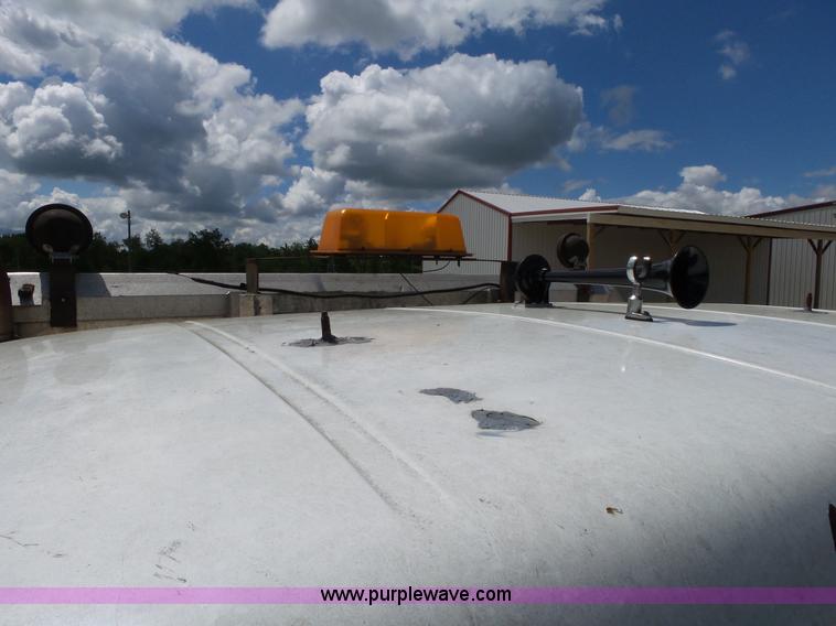 image for item L2011 1992 International 8100 semi truck