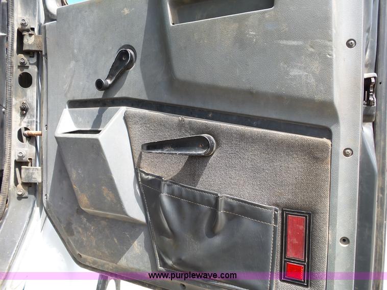 image for item L2011 1992 International 8100 semi truck