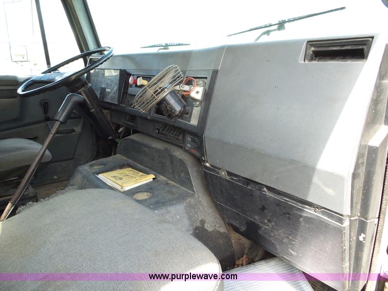 image for item L2011 1992 International 8100 semi truck