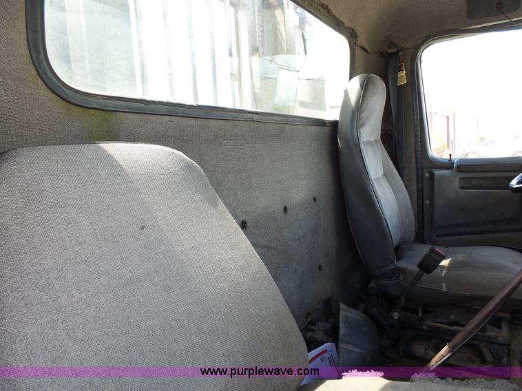 image for item L2011 1992 International 8100 semi truck