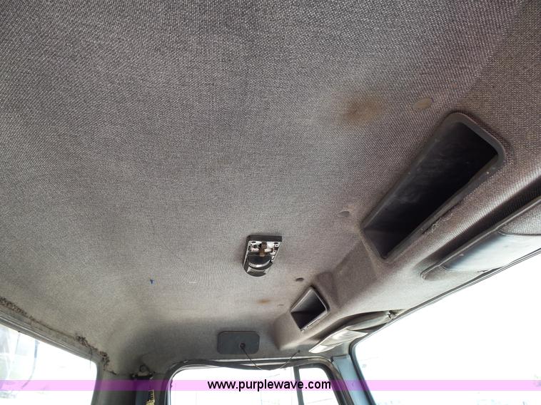 image for item L2011 1992 International 8100 semi truck