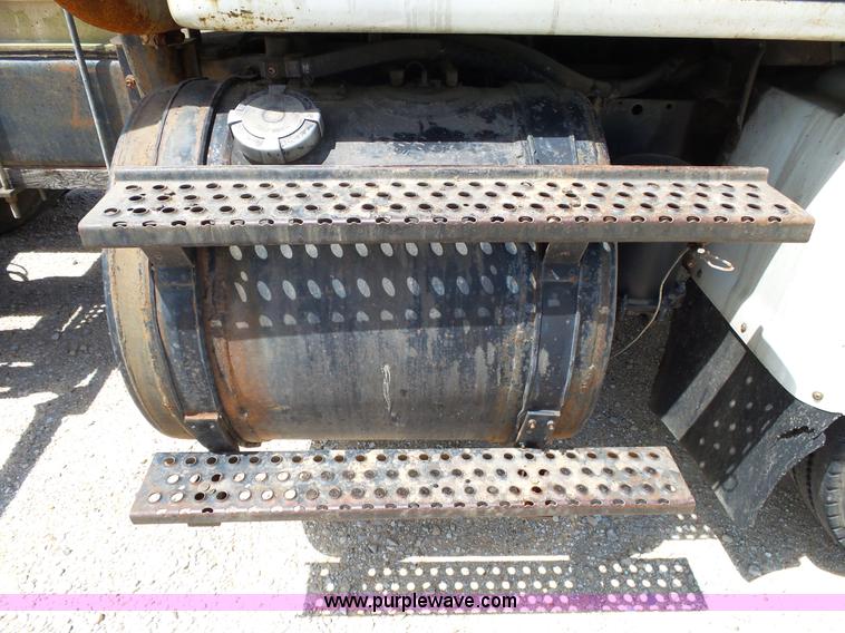 image for item L2011 1992 International 8100 semi truck