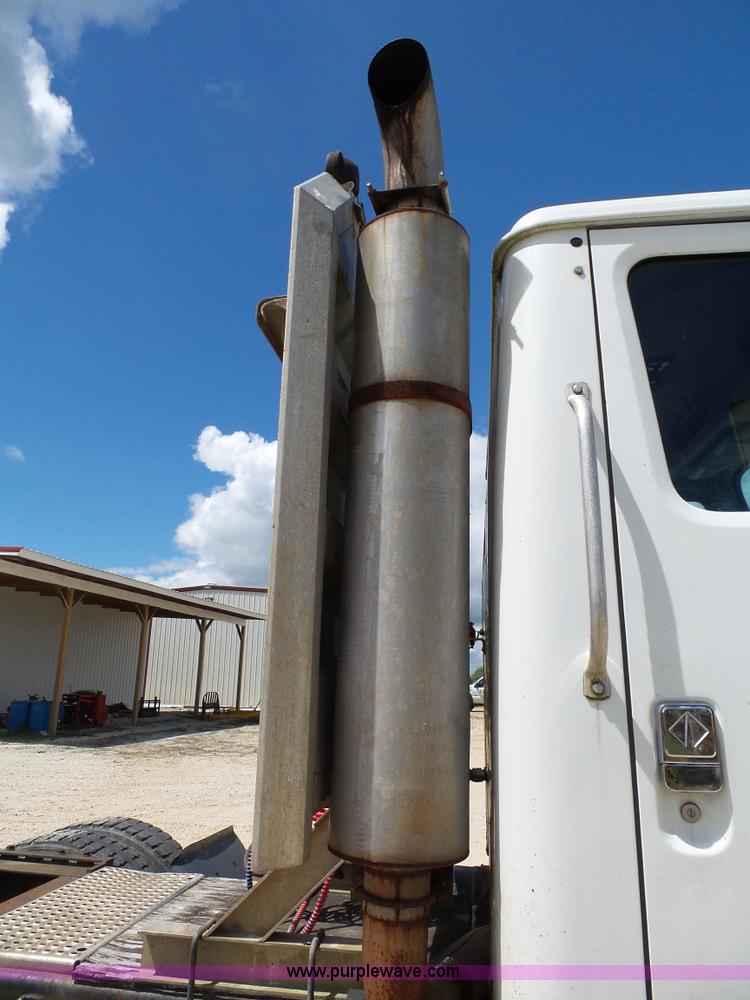 image for item L2011 1992 International 8100 semi truck