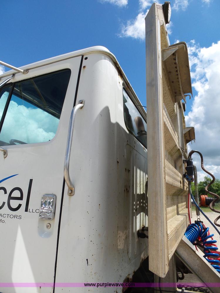 image for item L2011 1992 International 8100 semi truck