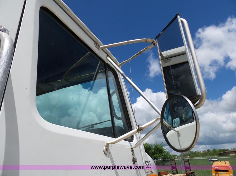 image for item L2011 1992 International 8100 semi truck