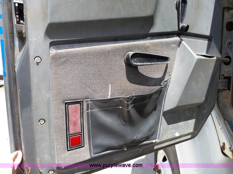 image for item L2011 1992 International 8100 semi truck