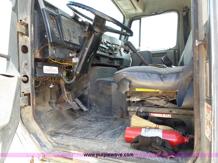 image for item L2011 1992 International 8100 semi truck