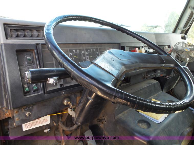 image for item L2011 1992 International 8100 semi truck