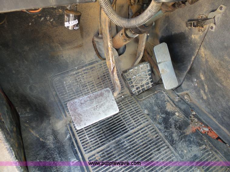 image for item L2011 1992 International 8100 semi truck