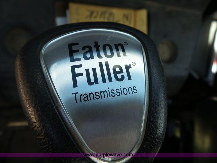 image for item L2011 1992 International 8100 semi truck