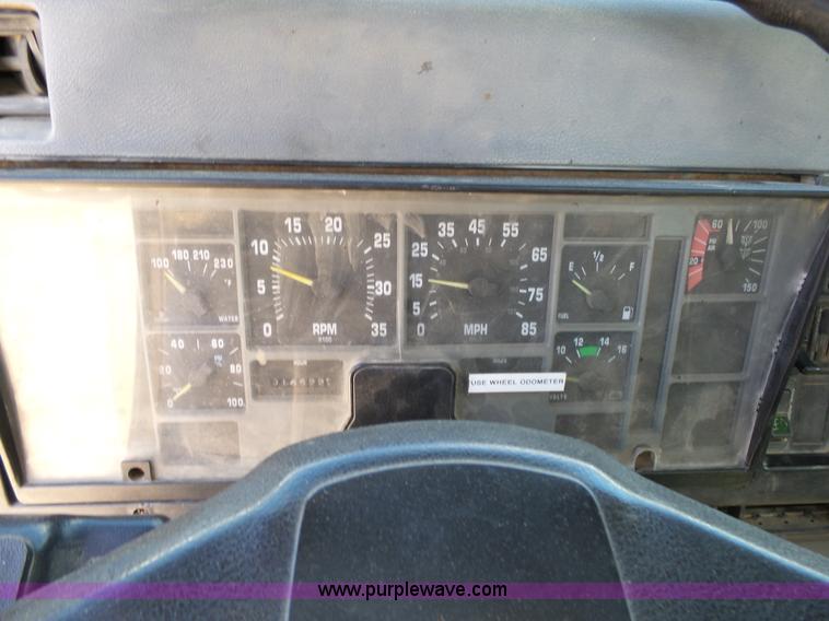 image for item L2011 1992 International 8100 semi truck