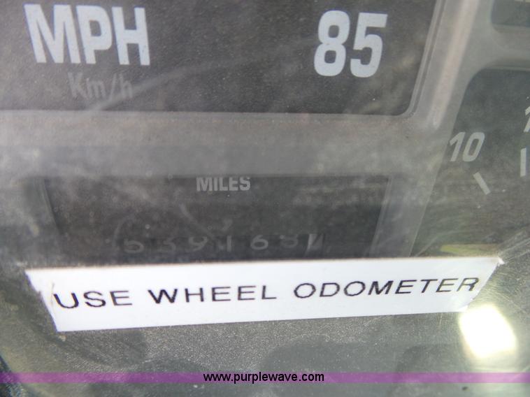 image for item L2011 1992 International 8100 semi truck