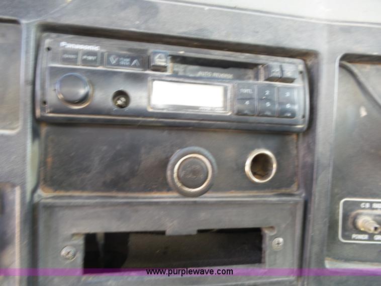 image for item L2011 1992 International 8100 semi truck