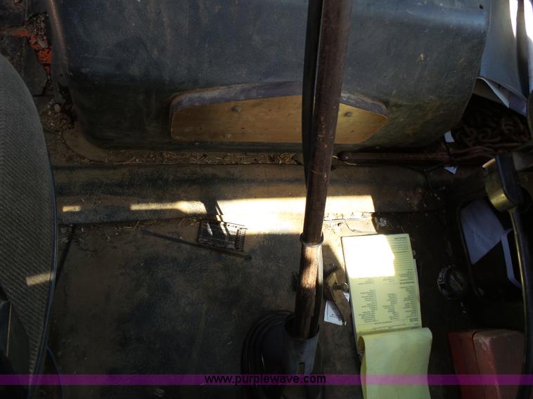 image for item L2011 1992 International 8100 semi truck