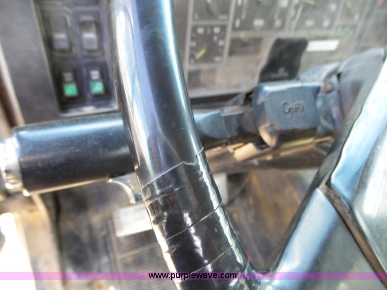 image for item L2011 1992 International 8100 semi truck