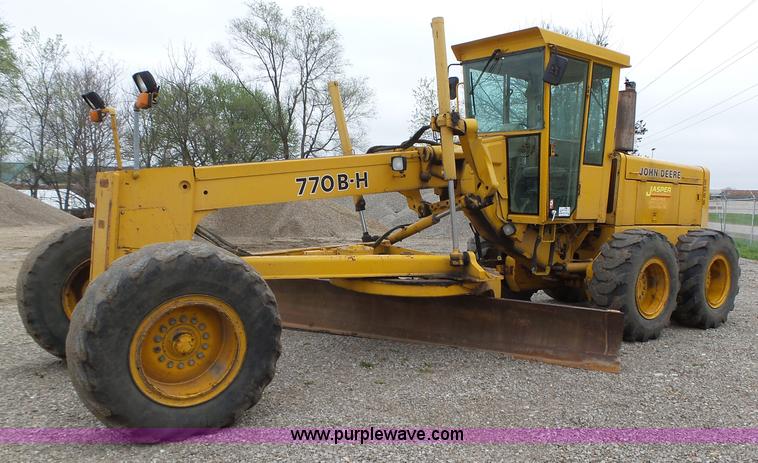 image for item L5702 1990 John Deere 772BH motor grader