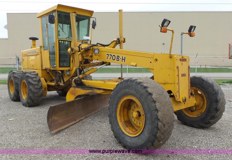 image for item L5702 1990 John Deere 772BH motor grader