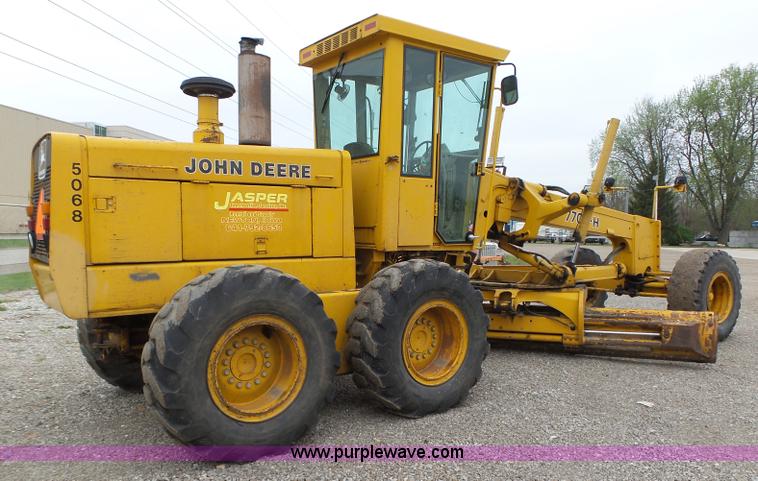 image for item L5702 1990 John Deere 772BH motor grader