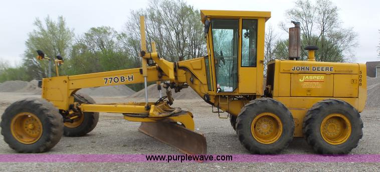 image for item L5702 1990 John Deere 772BH motor grader