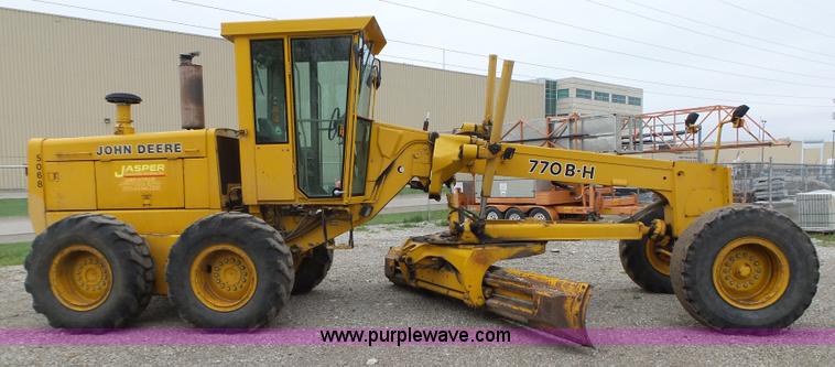 image for item L5702 1990 John Deere 772BH motor grader