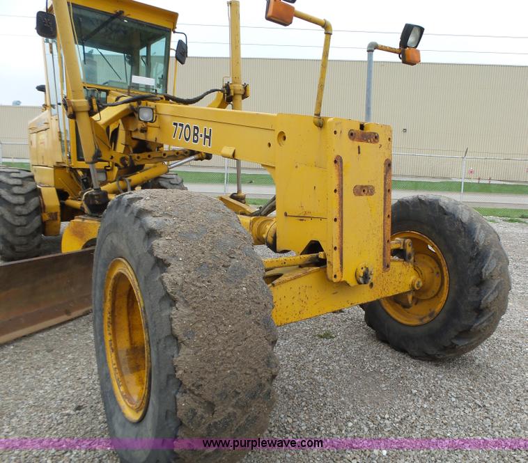 image for item L5702 1990 John Deere 772BH motor grader