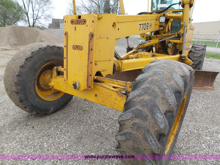 image for item L5702 1990 John Deere 772BH motor grader