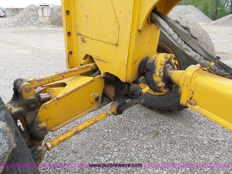 image for item L5702 1990 John Deere 772BH motor grader