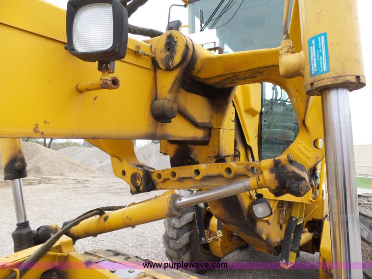 image for item L5702 1990 John Deere 772BH motor grader