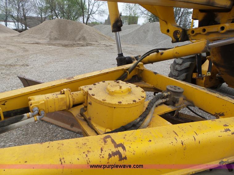 image for item L5702 1990 John Deere 772BH motor grader