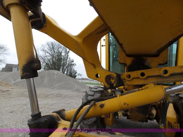 image for item L5702 1990 John Deere 772BH motor grader