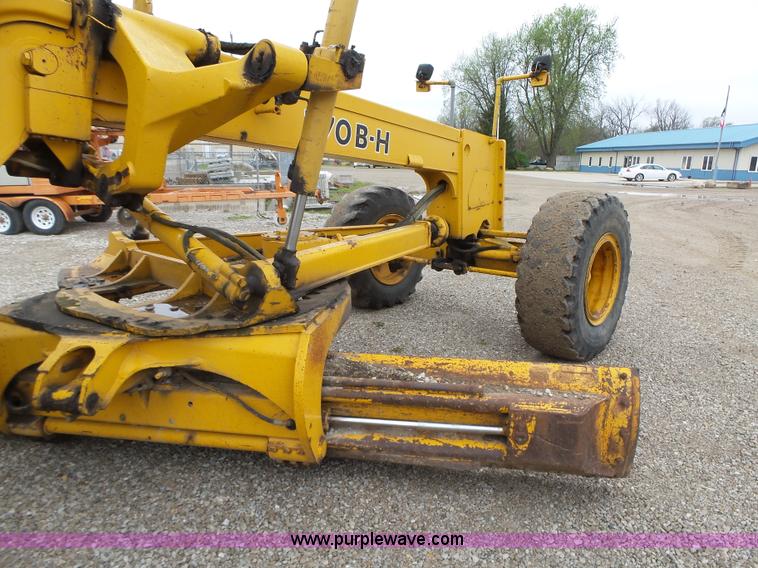 image for item L5702 1990 John Deere 772BH motor grader