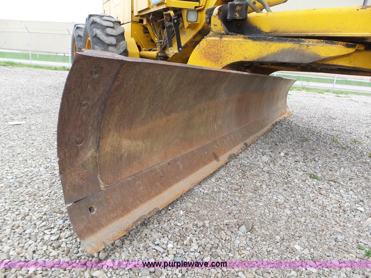 image for item L5702 1990 John Deere 772BH motor grader