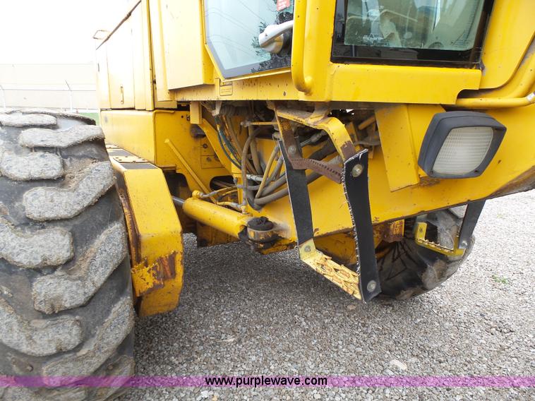 image for item L5702 1990 John Deere 772BH motor grader