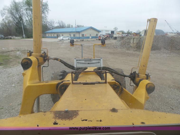 image for item L5702 1990 John Deere 772BH motor grader