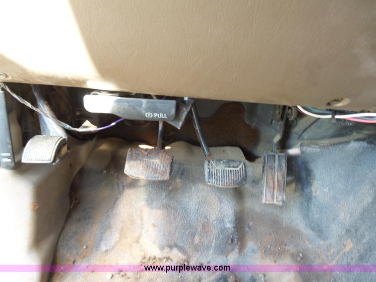 image for item L5824 2000 Ford F350 XL flatbed pickup truck