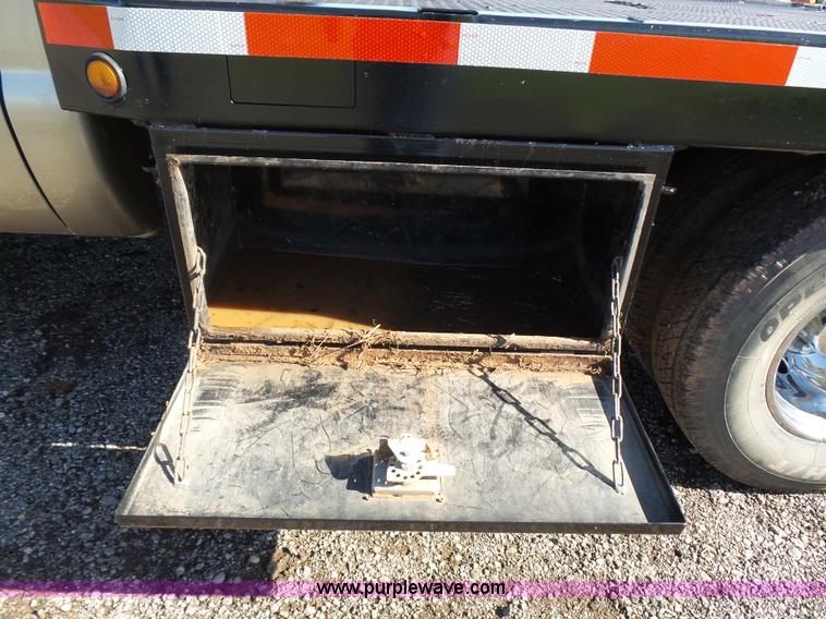 image for item L5824 2000 Ford F350 XL flatbed pickup truck