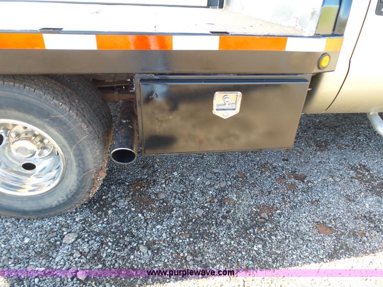 image for item L5824 2000 Ford F350 XL flatbed pickup truck