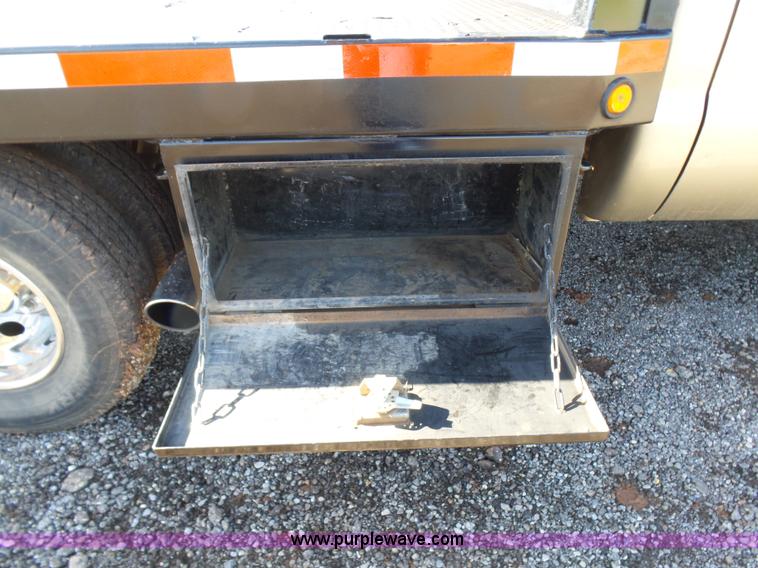 image for item L5824 2000 Ford F350 XL flatbed pickup truck